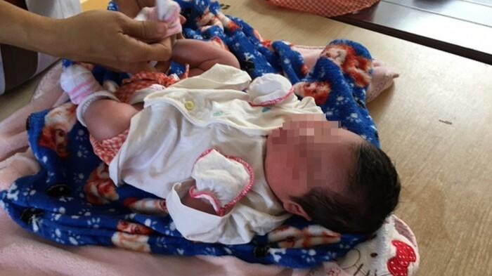 Cháu bé đang được chăm sóc tại Trạm y tế xã Quảng Sơn.