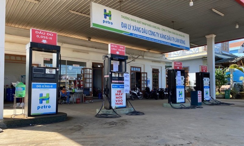 Một cửa hàng ở Lâm Đồng treo biển hết xăng, còn dầu.