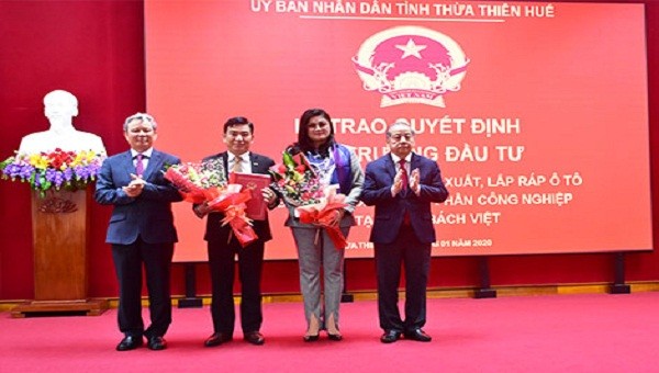 UBND tỉnh TT- Huế trao quyết định đầu tư cho đại diện của Công ty Cổ phần Công nghiệp chế tạo ô tô Bách Việt