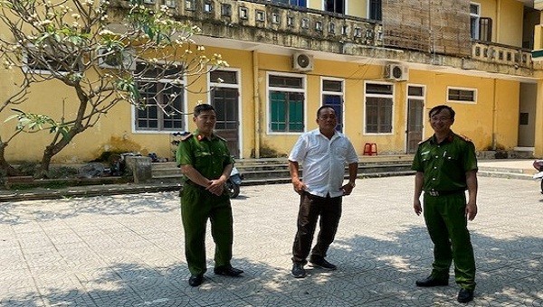 Đại tá Lê Văn Vũ, Phó Giám đốc Công an tỉnh TT- Huế kiểm tra tại Công an thị xã Hương Trà