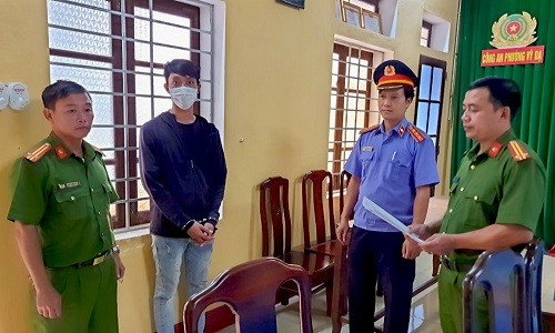 Cơ quan Công an đọc lệnh bắt tạm giam đối tượng Nguyễn Bá Thắng.