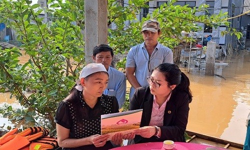 Bà Phạm Hương Giang, Giám đốc Chi nhánh NHCSXH tỉnh Thừa Thiên Huế thăm hỏi, động viên và trao quà hỗ trợ gia đình nạn nhân.