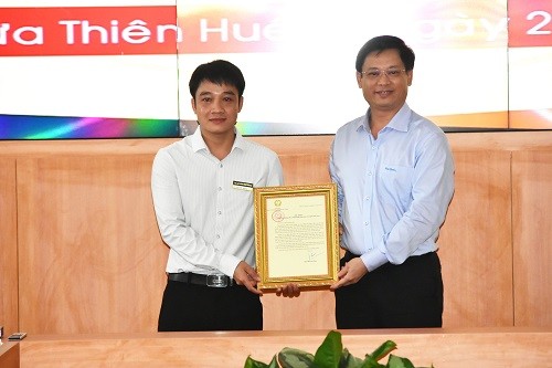 Phó Chủ tịch Thường trực UBND tỉnh Thừa Thiên Huế Nguyễn Thanh Bình trao Thư khen của Chủ tịch nước cho anh Tô Vũ Đồng