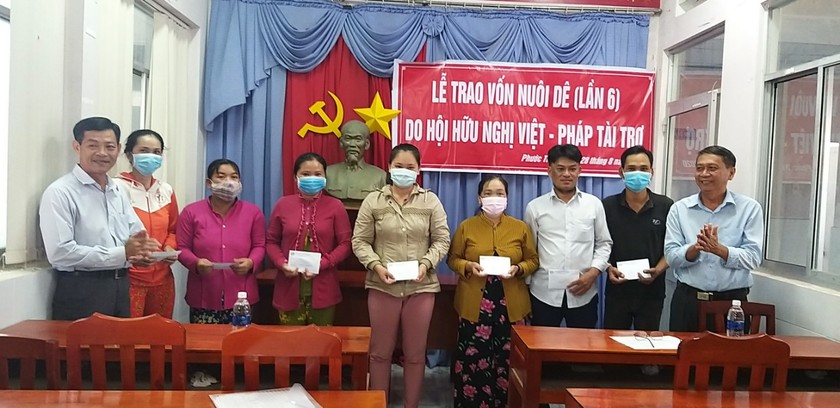 Tiền Giang: Hỗ trợ vốn nuôi dê cho các hộ khó khăn tại xã Phước Trung.