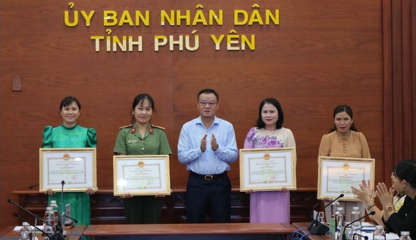 Ông Đào Mỹ tặng bằng khen của UBND tỉnh Phú Yên cho các tập thể, cá nhân có thành tích xuất sắc trong 5 năm thực hiện 2 đề án 938 và 939.