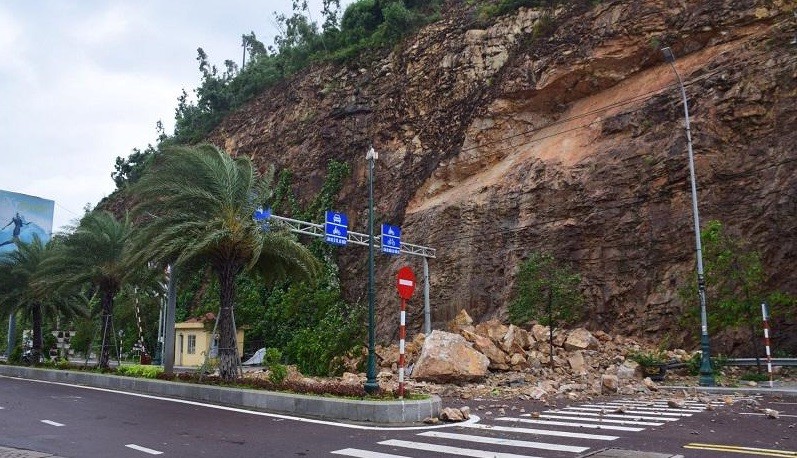 Khu vực sạt lở núi ở đường Nguyễn Tất Thành nối dài (ảnh tư liệu).