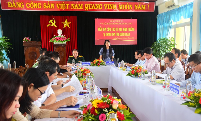  Bà Nguyễn Thị Tố Nga, Vụ trưởng Vụ Thi đua- Khen thưởng (Bộ Tư pháp) dẫn đầu Đoàn công tác làm việc với Thanh tra tỉnh Quảng Nam.