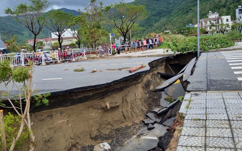 Nhiều tuyến đường ở Đà Nẵng bị hư hỏng sau trận mưa lũ lịch sử.