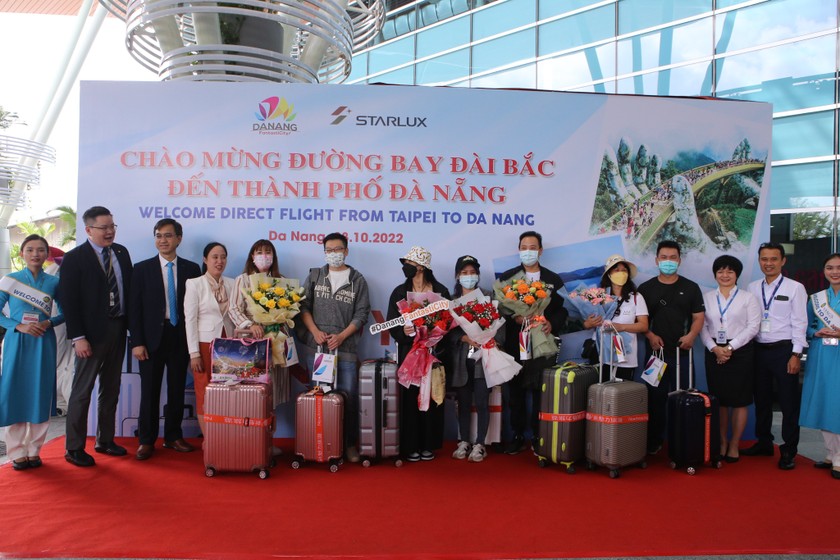 170 du khách đầu tiên từ Đài Bắc trở lại Đà Nẵng kể từ năm 2020 - khi dịch COVID-19 bùng phát.