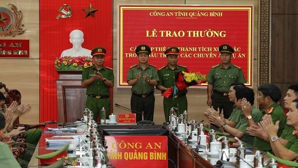 Đại tá Nguyễn Hữu Hợp, Giám đốc Công an tỉnh tặng hoa chúc mừng Ban Chuyên án 073C tại TP. Đồng Hới.