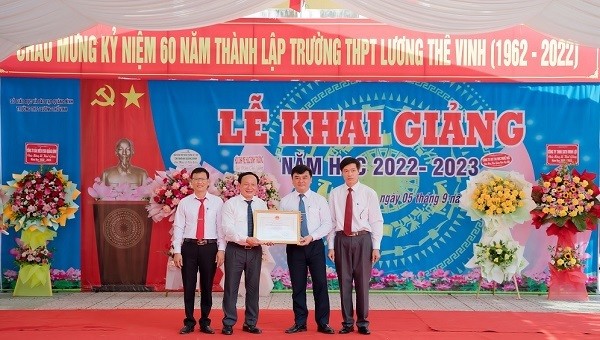  Ông Trần Hải Châu, Phó Bí thư Thường trực Tỉnh ủy, Chủ tịch HĐND tỉnh trao tặng danh hiệu Tập thể Lao động xuất sắc cho Trường THPT Lương Thế Vinh.