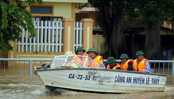 Ông Vũ Đại Thắng, Bí thư Tỉnh ủy đi kiểm tra tình hình mưa lũ tại Lệ Thủy sáng ngày 16/10.