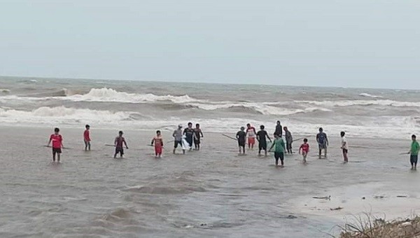 Người dân xã Ngư Thủy Bắc ra bờ biển vớt vát những gì còn sót lại.