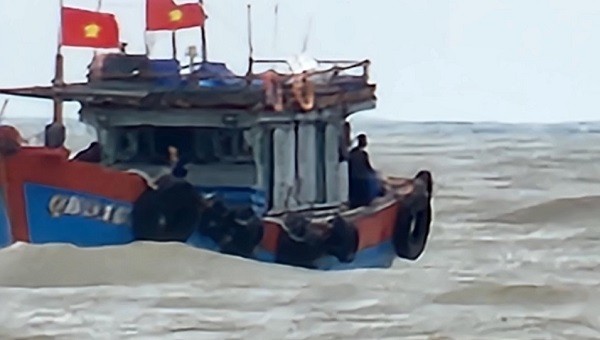 Tàu cá ngư dân Đào Xuân Hậu tại địa điểm cứu hộ 3 ngư dân gặp nạn.