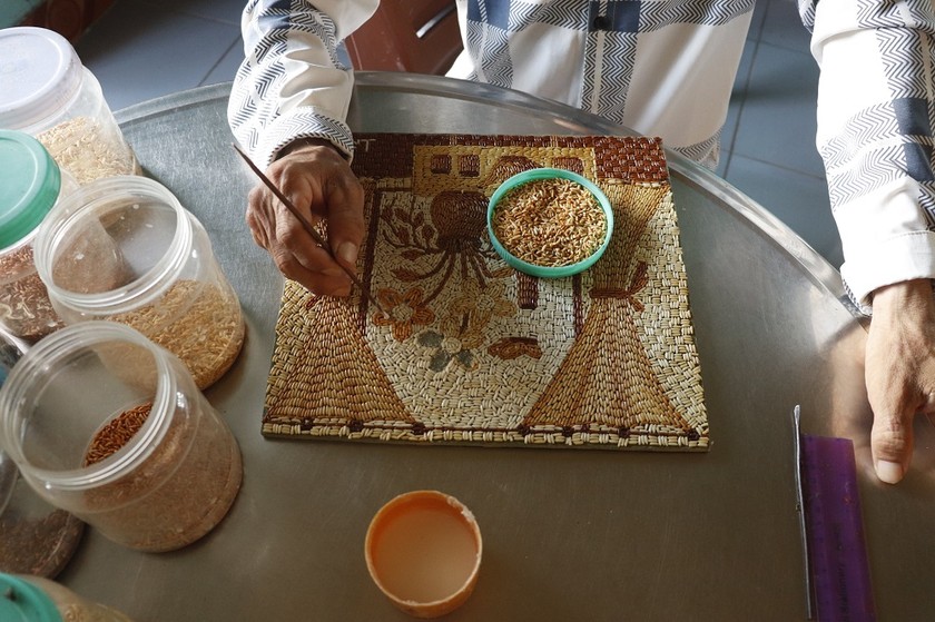 Độc đáo người đàn ông khuyết tật vẽ tranh bằng hạt gạo ảnh 5