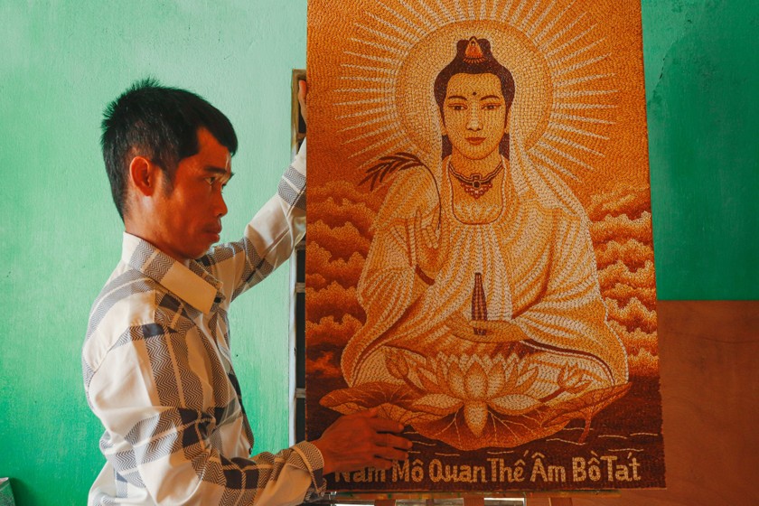 Độc đáo người đàn ông khuyết tật vẽ tranh bằng hạt gạo ảnh 6