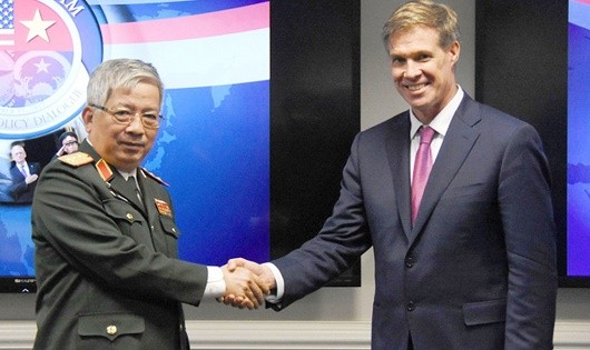 Thượng tướng Nguyễn Chí Vịnh và TS. Joseph H.Felter tại đối thoại quốc phòng Việt Nam - Hoa Kỳ năm 2017 trụ sở Lầu Năm Góc.