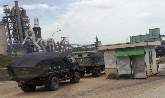 Đoàn xe nối nhau đưa nguyên liệu từ “mỏ đất” Vũng Nhựa vào nhà máy Xi măng Đồng Lâm