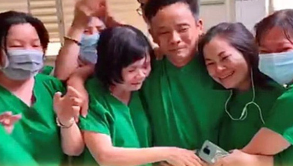 Y bác sĩ ôm nhau bật khóc khi bệnh nhân Covid-19 cuối cùng của Bình Thuận có kết quả xét nghiệm âm tính