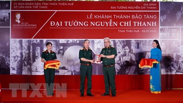 Tổng cục Chính trị Quân đội Nhân dân Việt Nam tặng Bảo tàng bộ sách Đại tướng Nguyễn Chí Thanh. (Ảnh: TTXVN)