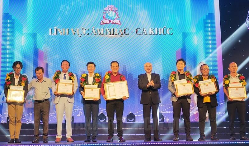 Ông Phan Nguyễn Như Khuê - Ủy viên Ban Thường vụ Thành ủy, Trưởng Ban Tuyên giáo Thành ủy TPHCM trao giải cho các tác giả đạt giải cao ở lĩnh vực âm nhạc-ca khúc (nguồn ảnh https://hcmcpv.org.vn/)