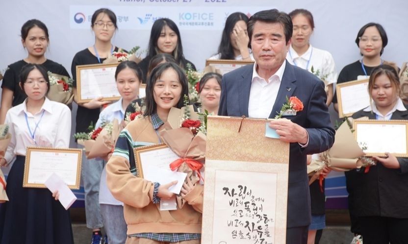 Giải đặc biệt đã được trao cho thí sinh Vũ Thị Thúy Hằng sinh viên năm thứ 4 Khoa Ngôn ngữ Hàn Quốc, Trường Đại học Hà Nội.