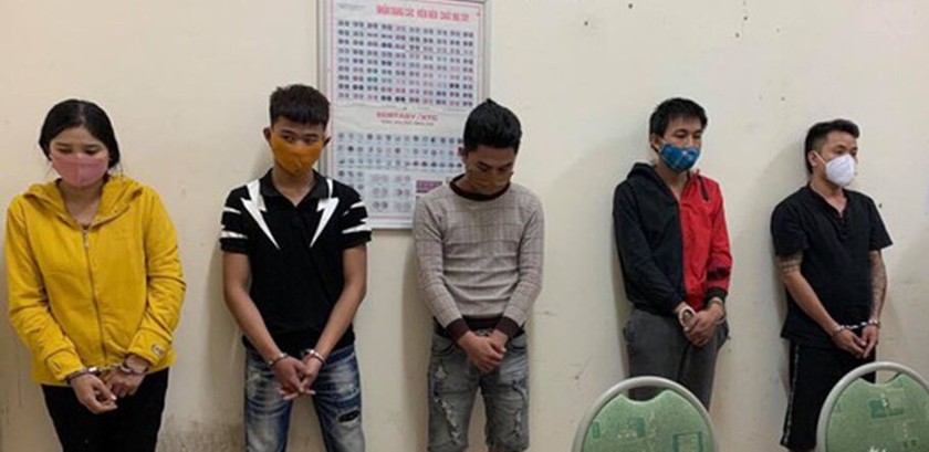 Nhóm thanh niên nam, nữ bị bắt vì sử dụng ma túy (ảnh: Đức Vũ)