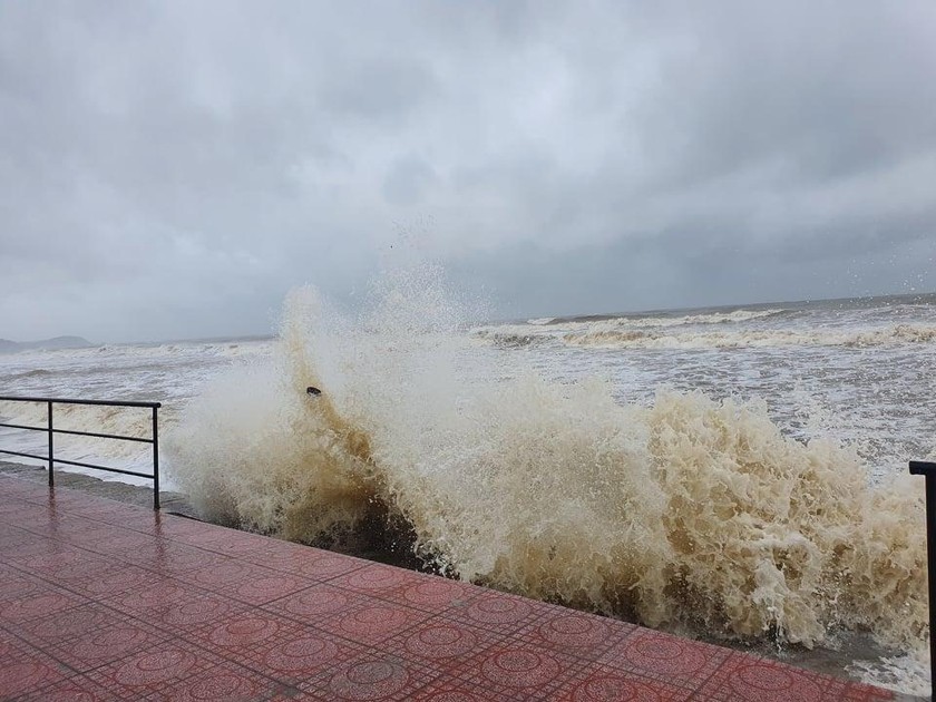 Từng đợt sóng biển cao ập vào biển thị xã Cửa Lò khiến người dân lo lắng tình trạng sạt lở, đánh vỡ bờ kè tái diễn như năm 2020