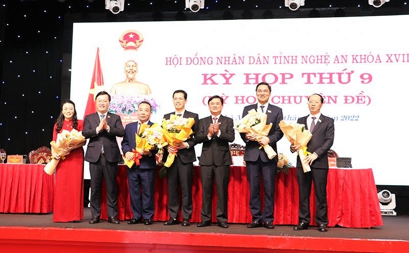 Bí thư Tỉnh ủy Nghệ An Thái Thanh Quý và Chủ tịch UBND tỉnh Nguyễn Đức Trung tặng hoa chúc mừng các đồng chí
