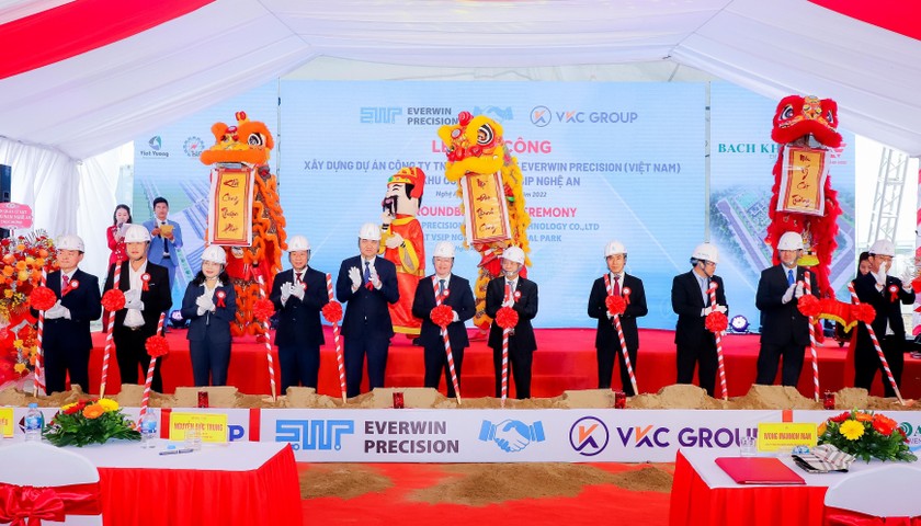 Lãnh đạo tỉnh Nghệ An, Tập đoàn Everwin, VSIP Nghệ An, huyện Hưng Nguyên thực hiện nghi thức khởi công dự án. (Ảnh PB)