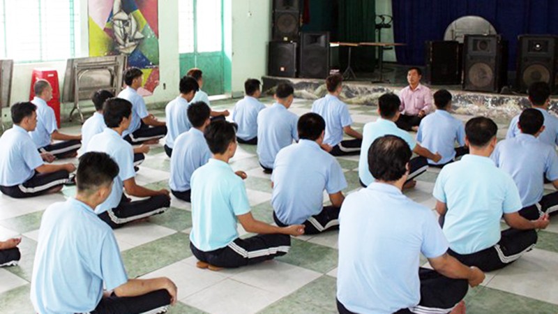Các học viên cai nghiện ma túy tại cơ sở Nhị Xuân được hướng dẫn học Yoga.