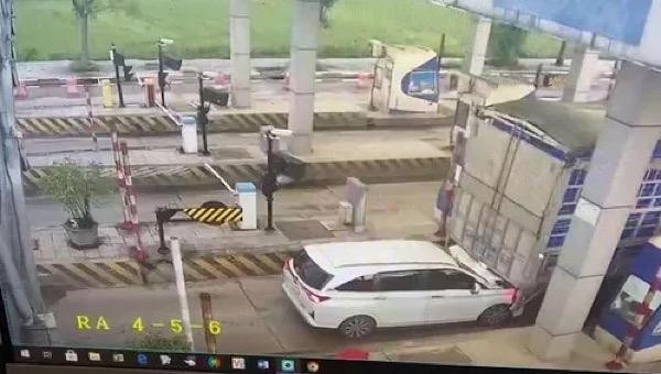 Xe ô tô con đâm vào đuôi xe tải ở BOT Quảng Trị.