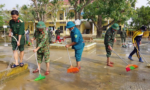 Dọn vệ sinh tại trường Tiểu học Phú Lương (huyện Phú Vang).