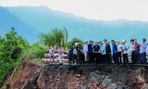 Phó Thủ tướng Lê Văn Thành cùng đoàn công tác đã đến kiểm tra công tác khắc phục tại tuyến đường Quốc lộ 15D đoạn đi qua xã A Ngo, huyện miền núi Đakrông.