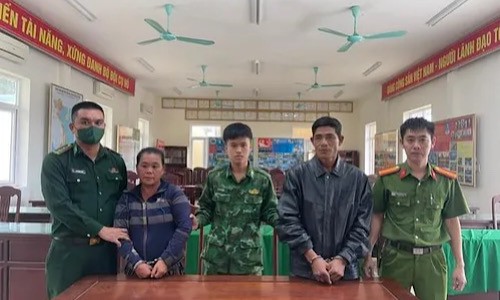 Hồ Tuấn và Lê Thị Chinh bị bắt giữ khi đang vận chuyển 112kg pháo.