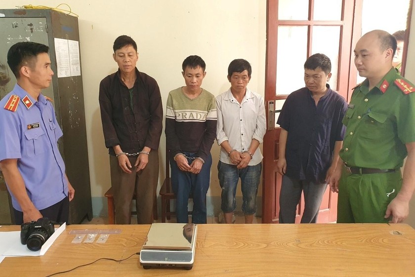 Đang vui vẻ sử dụng ma túy, 3 thanh niên H'Mông bị công an bắt quả tang.