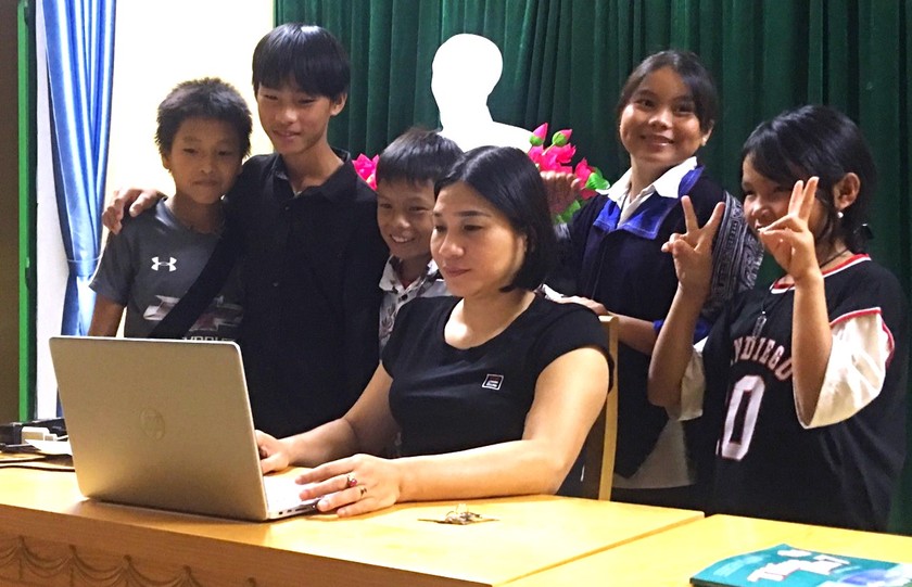 Ngoài thời gian dạy chính khóa, buổi tối cô Hạnh còn dạy kèm cho các em học sinh người Mông bán trú tại trường.