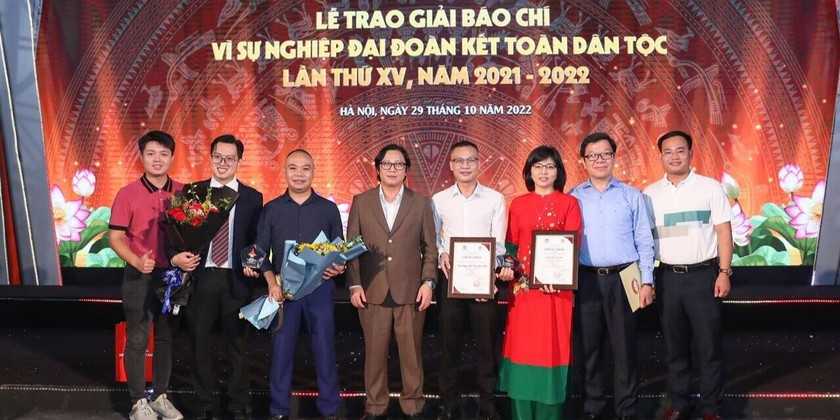 Nhóm tác giả, tác giả đạt giải Báo Pháp luật Việt Nam cùng chụp ảnh lưu niệm.