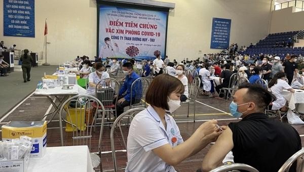 Điểm tiêm vaccine mũi 4 tập trung cho công nhân tại Công ty Than Dương Huy.