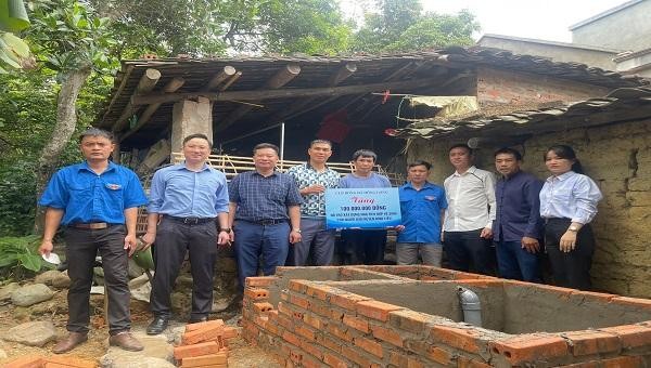 Tỉnh đoàn Quảng Ninh trao tặng 560 triệu đồng xây dựng 140 nhà tiêu hợp vệ sinh cho hai xã Đồng Tâm và Đồng Văn, huyện Bình Liêu.