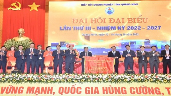 Lãnh đạo tỉnh Quảng Ninh tặng Hiệp hội Doanh nghiệp tỉnh bức trướng với nội dung “Tự lực, tự cường, đoàn kết, đổi mới, sáng tạo, hội nhập và phát triển bền vững".