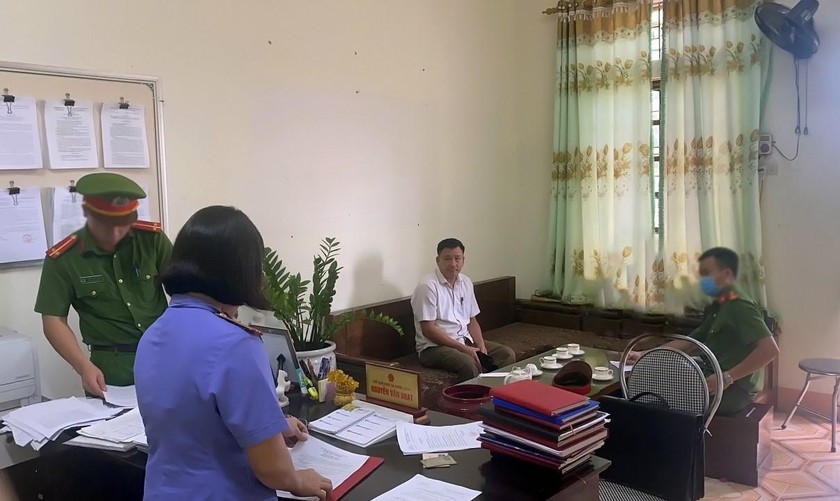 Cơ quan chức năng khám xét nơi làm việc của bị can Nguyễn Văn Hoạt