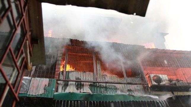 Cháy 8 căn hộ tại một khu tập thể ở Hà Nội