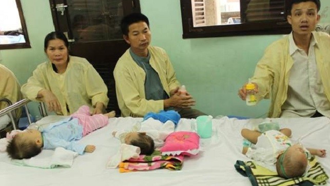 Ba bệnh nhân nhi nằm ghép tại Bệnh viện Nhi Trung ương. (Ảnh: PV/Vietnam+)  