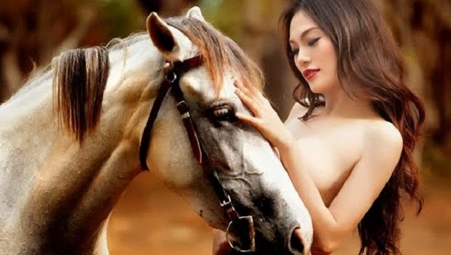 Người mẫu Cao Thùy Linh chụp ảnh nude với ngựa.