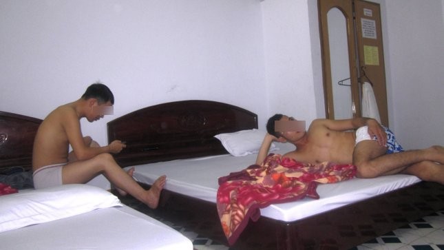 Phong (bên phải) và người tình trong một nhà nghỉ. Ảnh: T.M.T