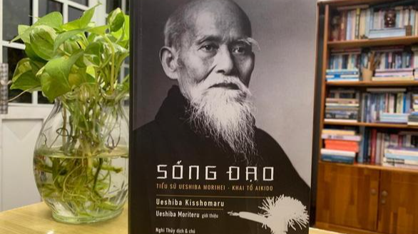 Bìa sách "Sống đạo - Tiểu sử Ueshiba Morihei - Khai tổ aikido"