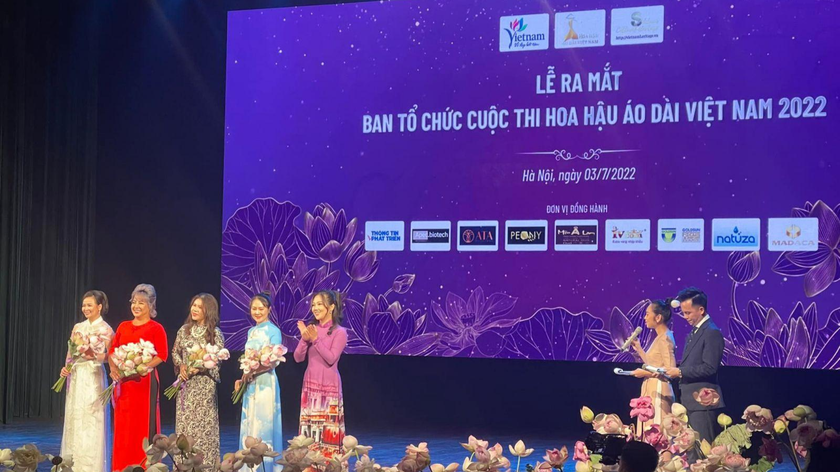 Bà Nguyễn Thị Tuyết Nhung, Tổng Giám đốc Công ty cổ phần thương mại đầu tư và truyền thông Apec tặng hoa Ban Tổ chức cuộc thi. 