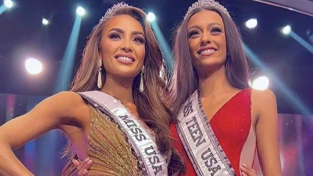 R’Bonney Gabriel (trái) đăng quang Hoa hậu Mỹ 2022. Ảnh: Missosology.