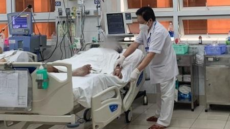 Bệnh nhân tại quận Bình Tân cấp cứu đo nồng độ methanol máu hơn 160mg/dl. Ảnh: Bệnh viện Thống Nhất.